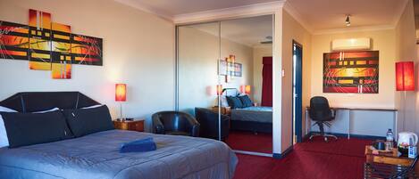 Habitación Deluxe | Escritorio, tabla de planchar con plancha, wifi gratis y ropa de cama