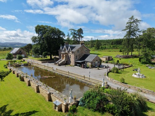The Doune Luxury Highland House, hot tub, sleeps 12