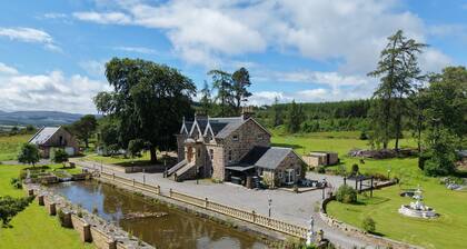 The Doune Luxury Highland House, hot tub, sleeps 12