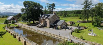 The Doune Luxury Highland House, hot tub, sleeps 12