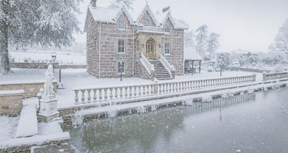 The Doune Luxury Highland House, hot tub, sleeps 12