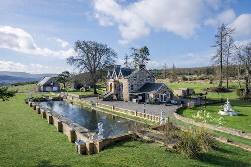 The Doune Luxury Highland House, hot tub, sleeps 12