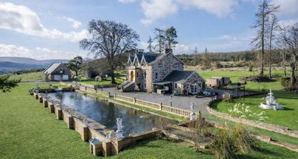 The Doune Luxury Highland House, hot tub, sleeps 12