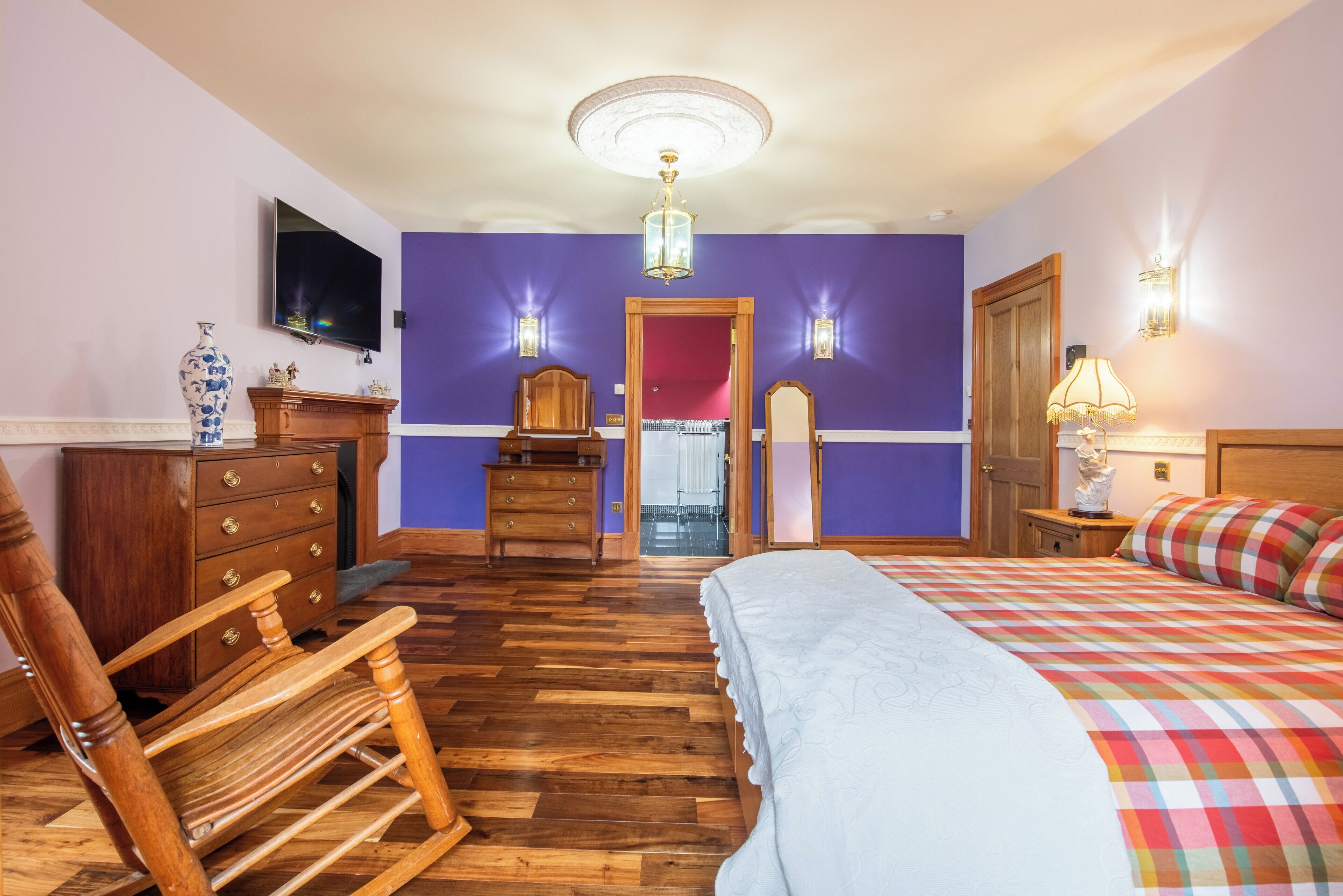 6 chambres, bureau, fer et planche à repasser, lit parapluie