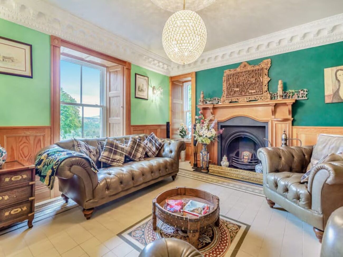 Älytelevisio, takka, DVD-soitin, pöytäjalkapallopöytä