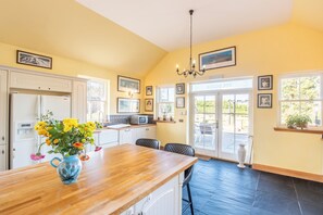Fridge, microwave, oven, stovetop - The Doune Luxury Highland House, hot tub, sleeps 12 (Inverness)