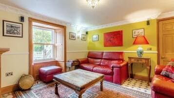 Smart TV, fireplace, DVD player, table football