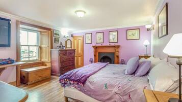 6 bedrooms, desk, iron/ironing board, travel crib