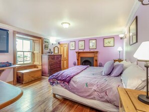 6 bedrooms, desk, iron/ironing board, travel crib