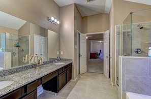 Bathroom - Spacious 5-bedroom house in enchanting Missouri City with WiFi, fitness room (Missouri City)