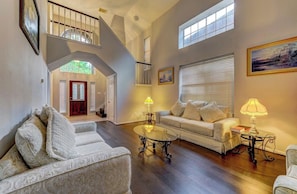 Living area - Spacious 5-bedroom house in enchanting Missouri City with WiFi, fitness room (Missouri City)