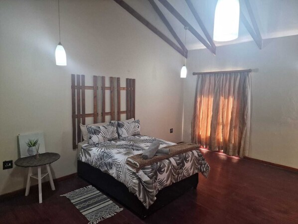 5 bedrooms, iron/ironing board, WiFi, bed sheets