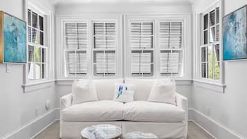 Smart TV, fireplace, stereo