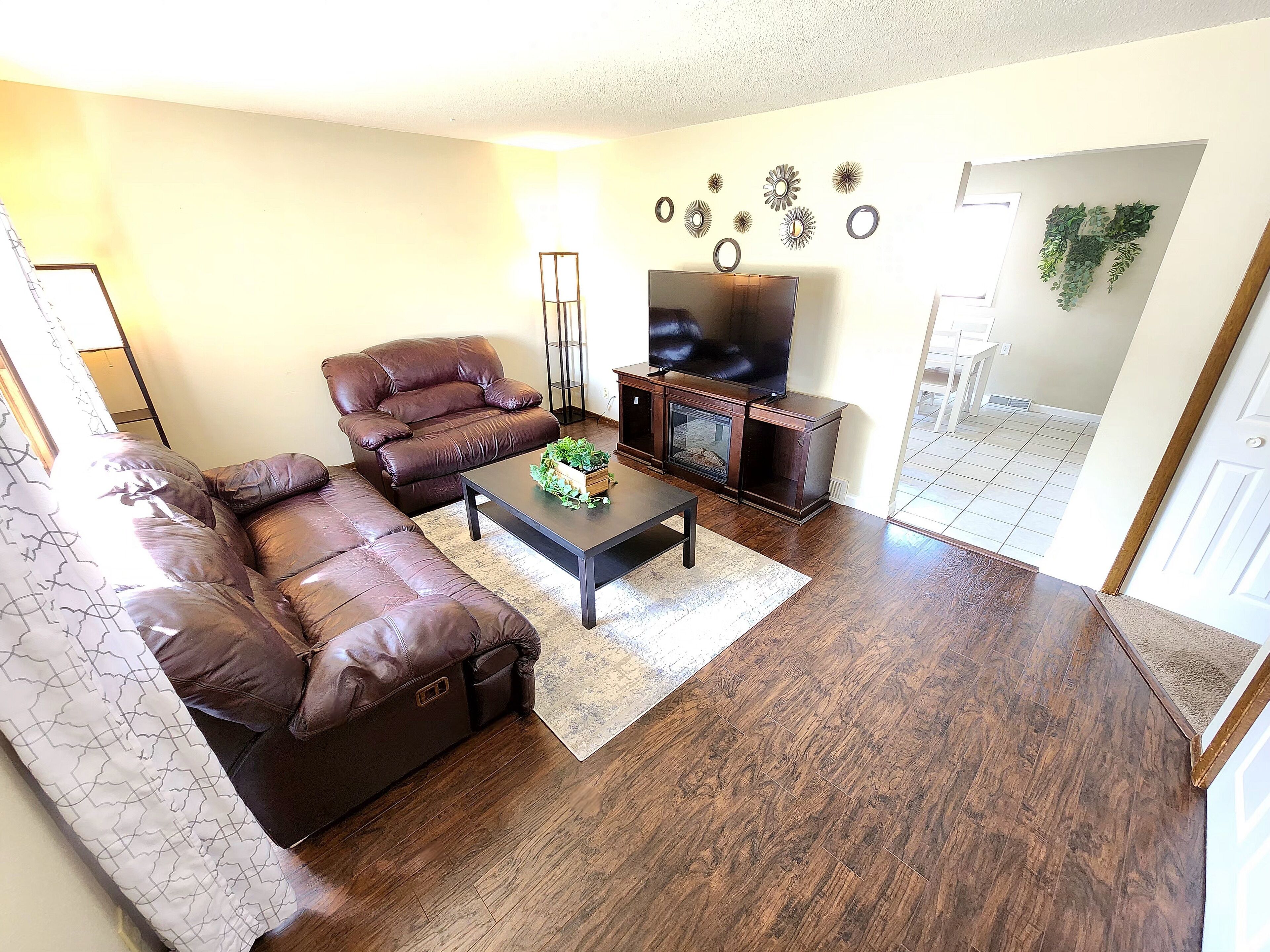 Easy Access to Airport, Freeway, Dining, River, and Docks