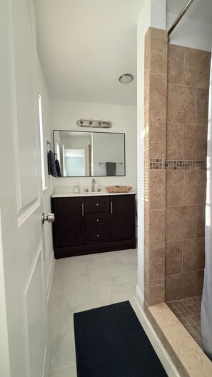 Douche, sèche-cheveux, serviettes fournies, savon