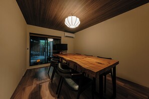 Villa tradicional, 1 habitación | Cocina privada | Frigorífico grande, microondas, horno y placa de cocina