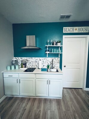 Geladeira, micro-ondas, cooktop, cafeteira/chaleira