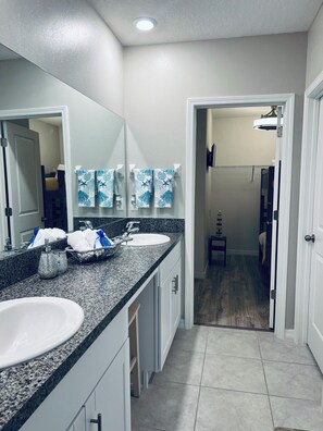 Shower, hair dryer, towels, soap - Lovely & Cozy 2-bedroom apartment with AC and WiFi close to the beach! (Sun City Center)