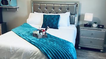 2 habitaciones, escritorio y tabla de planchar con plancha