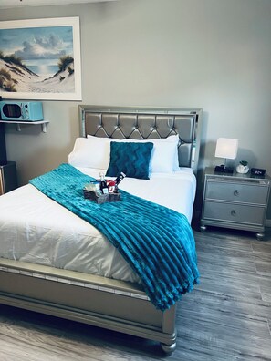 2 habitaciones, escritorio y tabla de planchar con plancha 