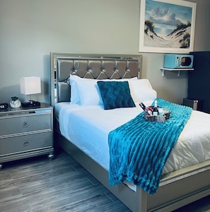 2 bedrooms, desk, iron/ironing board, travel cot - Lovely & Cozy 2-bedroom apartment with AC and WiFi close to the beach! (Sun City Center)