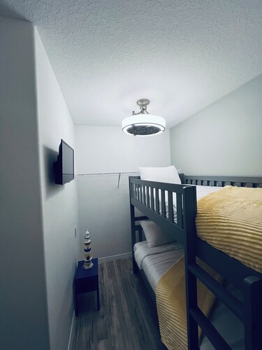 Lovely & Cozy 2-bedroom apartment with AC and WiFi close to the beach! 