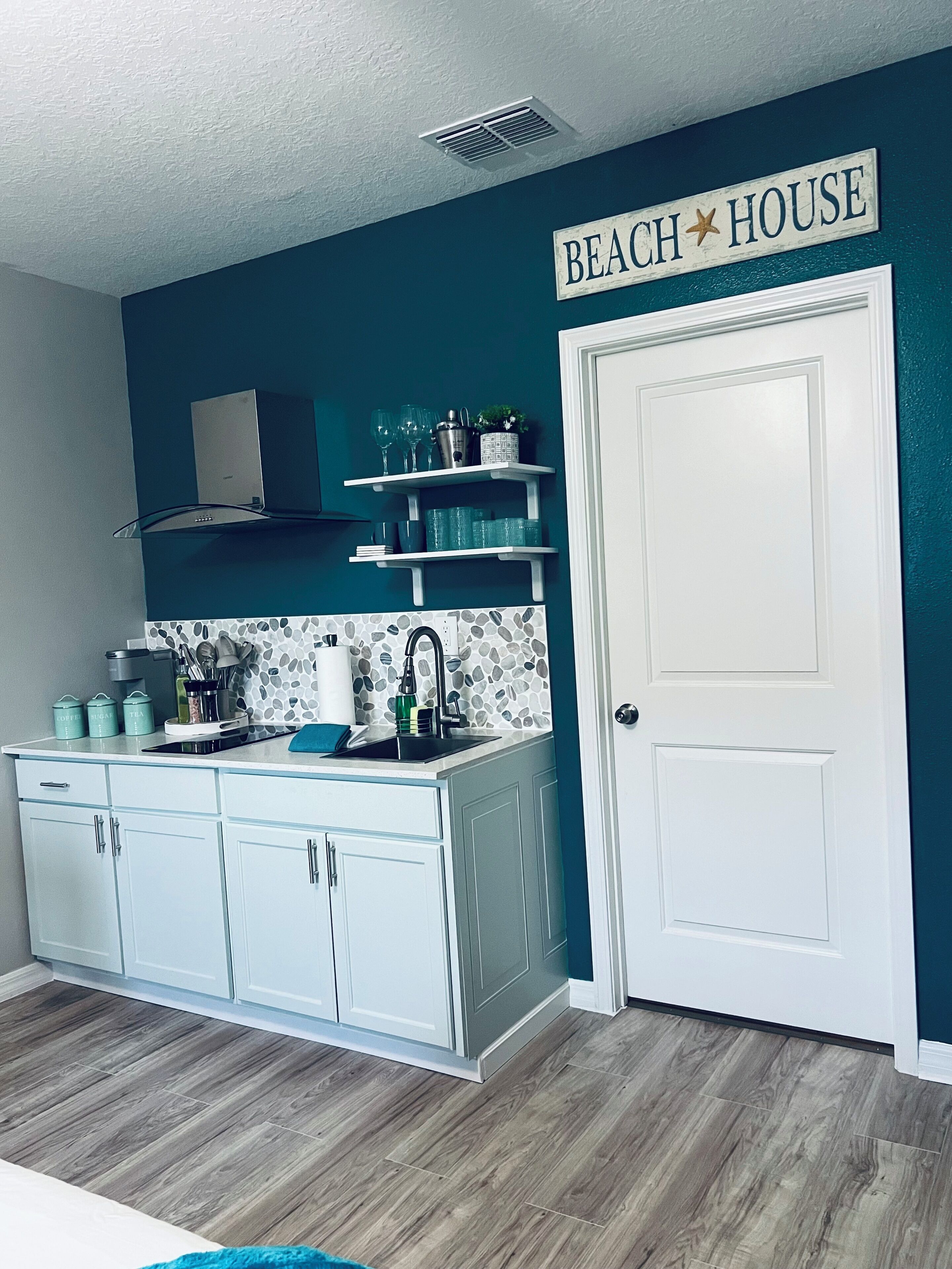 Refrigerador, microondas, parrilla de estufa y cafetera y tetera 