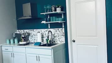 Refrigerador, microondas, parrilla de estufa y cafetera y tetera