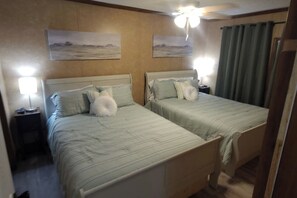 4 chambres, bureau, fer et planche à repasser, lit parapluie