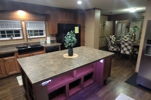 Fridge, microwave, oven, stovetop - Mark House with lots of space  for 16 guest in quiet country setting. (Tickfaw)
