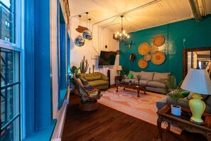 Smart TV, libros, biblioteca musical y estéreo 