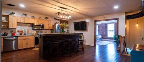 Réfrigérateur, micro-ondes, four, plaque de cuisson