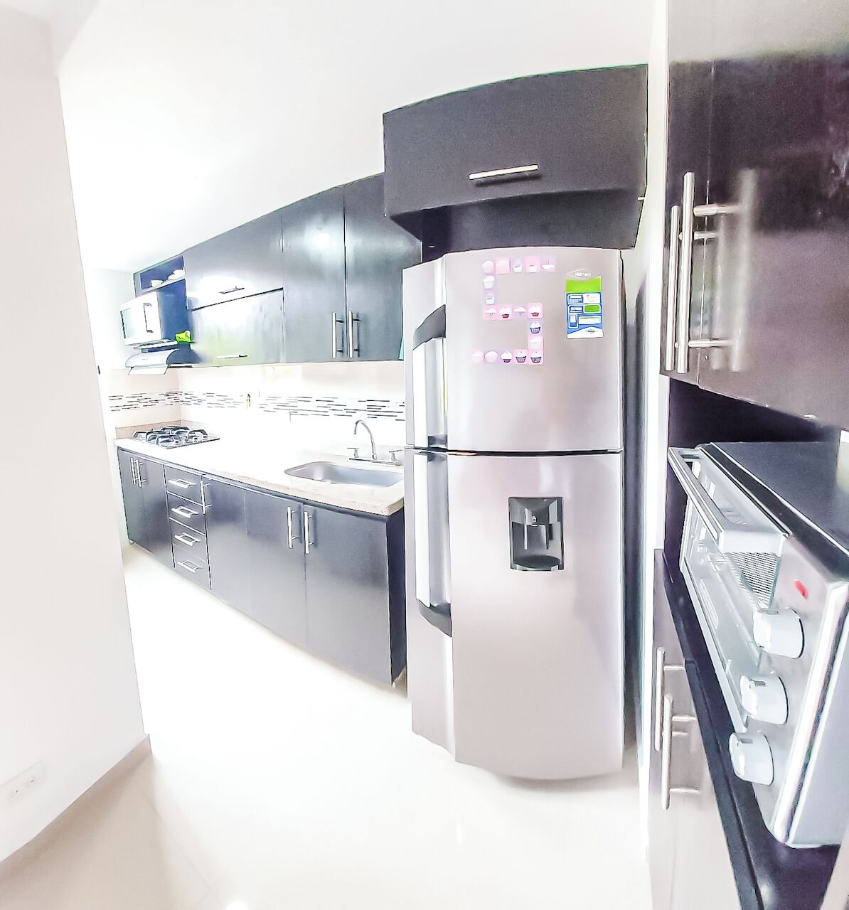 Geladeira, micro-ondas, fogão, cooktop