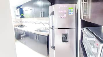 KĂŒhlschrank, Mikrowelle, Ofen, Herdplatte