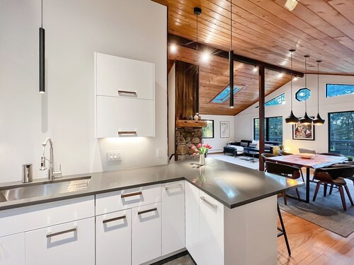 Modern Designer Chalet on 5.5 Private Acres Near Tanglewood