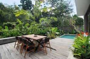 Familienvilla, 4 Schlafzimmer, Balkon, Gartenblick | Wohnbereich | LCD-Fernseher, Computerbildschirme