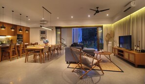 Vila família, 4 quartos, sacada, vista para o jardim | Área de estar | TV LCD, monitores de computador