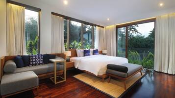 Vila família, 4 quartos, sacada, vista para o jardim | 4 quartos, escrivaninha, espaço de trabalho para notebook, roupa de cama