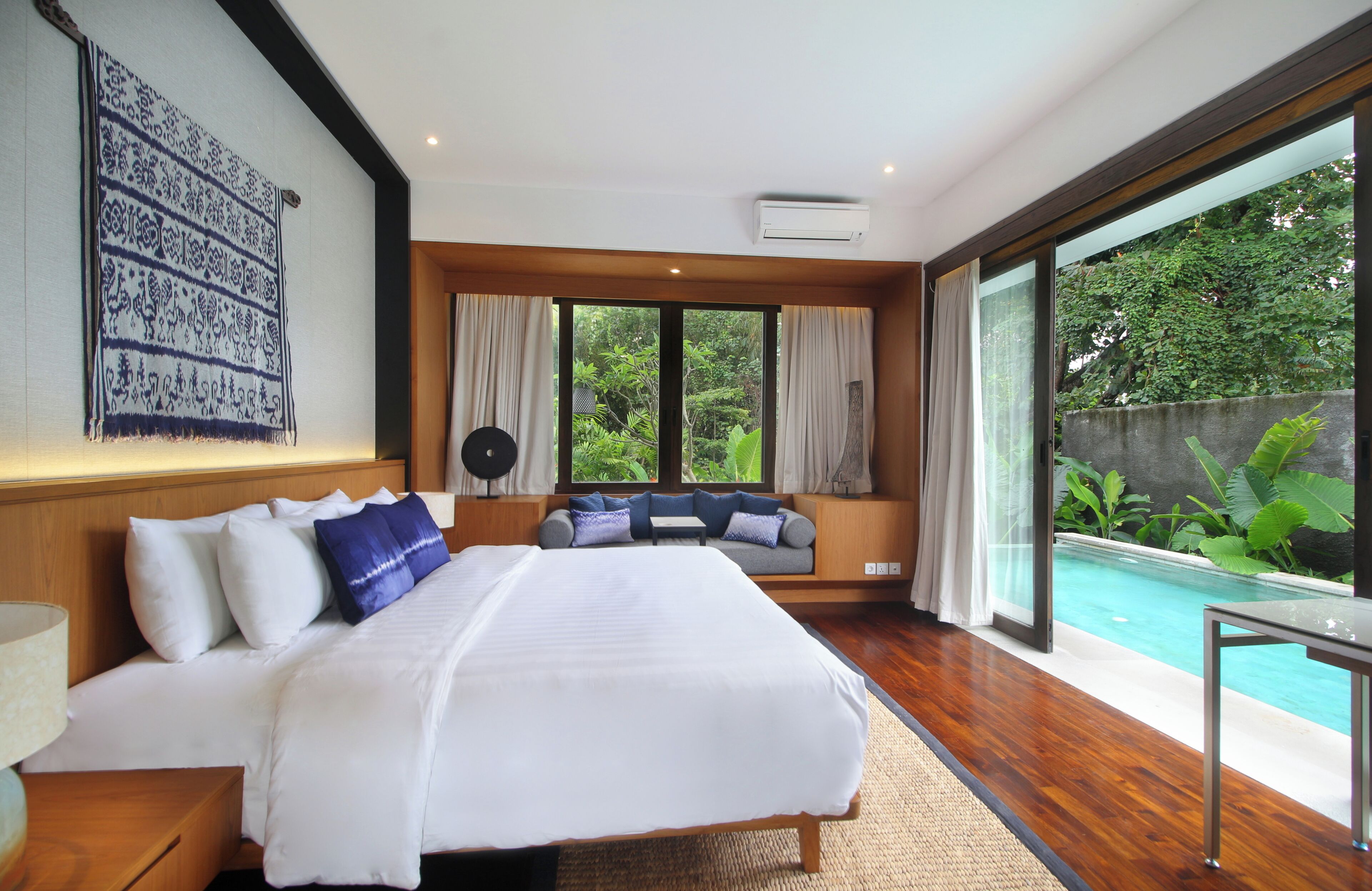 4 bedrooms, Egyptian cotton sheets, premium bedding, desk