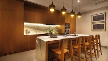 Kookgerei, borden en bestek, schoonmaakbenodigdheden, een vriezer