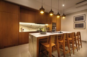 Cookware/dishes/utensils, cleaning supplies, freezer, paper towels - Villa Leceni Canggu by Nakula (Canggu)