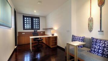 Vila família, 4 quartos, sacada, vista para o jardim | Área de estar | TV LCD, monitores de computador