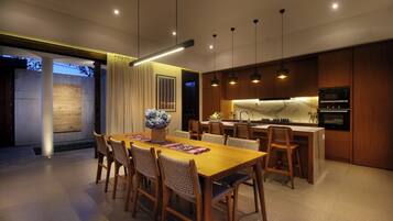 Vila família, 4 quartos, sacada, vista para o jardim | Opções para refeição no quarto