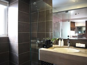 Executive Double or Twin Room, City View | Bathroom