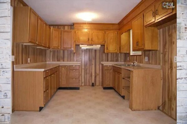 Private kitchen - Spacious 4-bedroom house with AC, WiFi in peaceful Columbia (Columbia)
