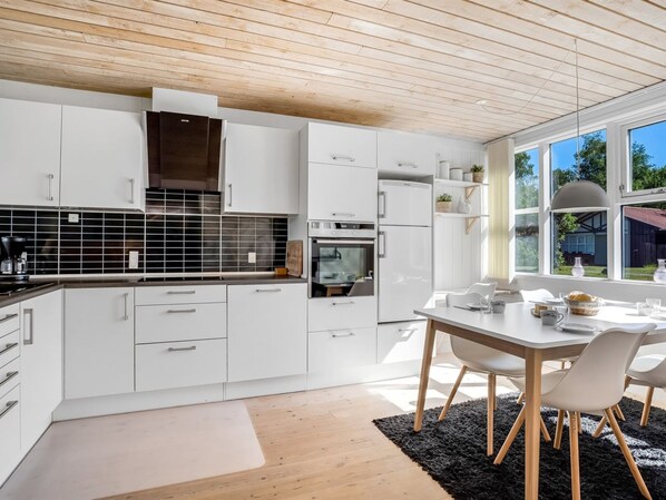 Fridge, microwave, dishwasher, cookware/dishes/utensils