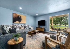 TV, offices - Casa Crab Main House, Hot Tub & Pet Friendly (Fredericksburg)