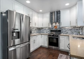 Refrigerador, microondas, horno, placa de cocina