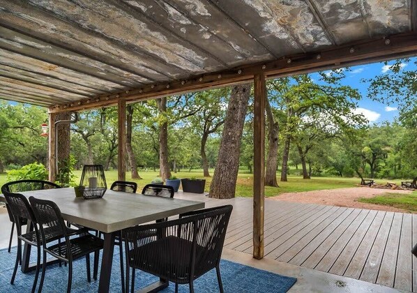 Outdoor dining - Casa Crab Main House, Hot Tub & Pet Friendly (Fredericksburg)