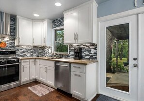 Fridge, microwave, oven, stovetop - Casa Crab Main House, Hot Tub & Pet Friendly (Fredericksburg)